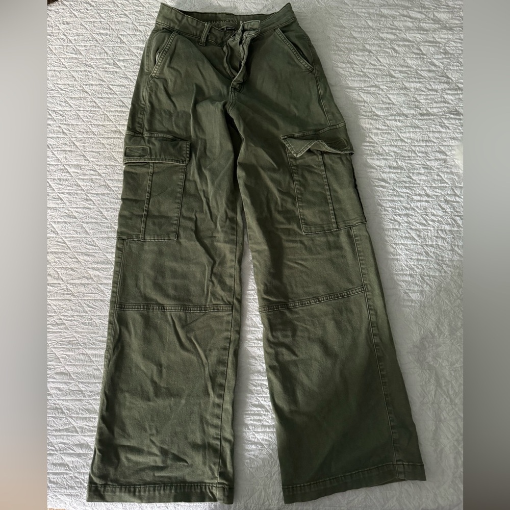 American eagle juniors 00 baggy cargo pants. Only worn 2-3 times.